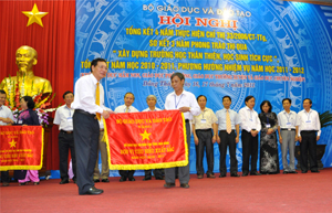 Đồng chí Nguyễn Minh Thành, Giám đốc Sở GD&ĐT nhận cờ đơn vị xuất sắc năm học 2010- 2011 do Bộ trưởng Bộ GD&ĐT Phạm Vũ Luận trao tặng.